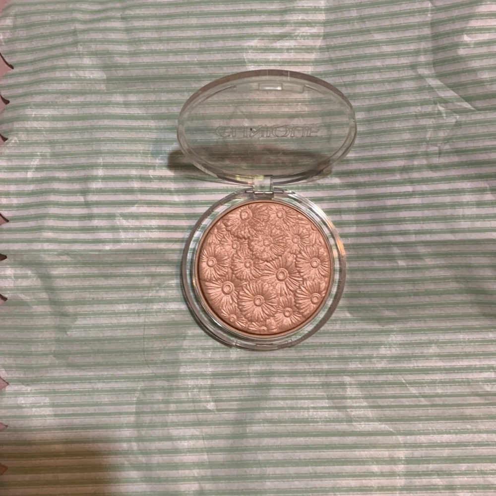 LE Clinique Flower Highlighter in Lunar Pop